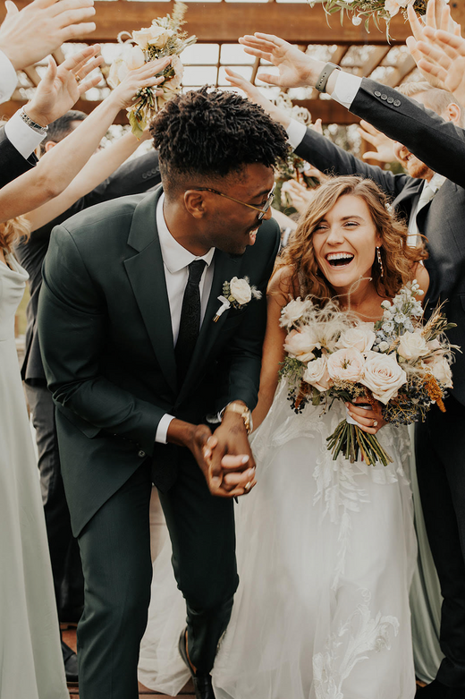 Soft pastel Wedding flowers Bridal bouquet loose and airy whimsical. Photographer : Lindsay Marie Photo Venue: Eleven Oaks Ranch