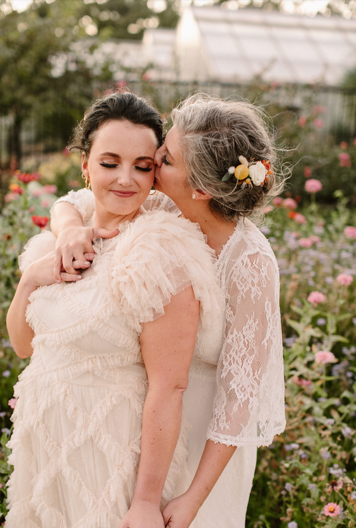 Bridal Hair piece Floral hair piece Wedding flowers Photographer: Lexi Hoebing Photography Venue: Will Rogers Gardens